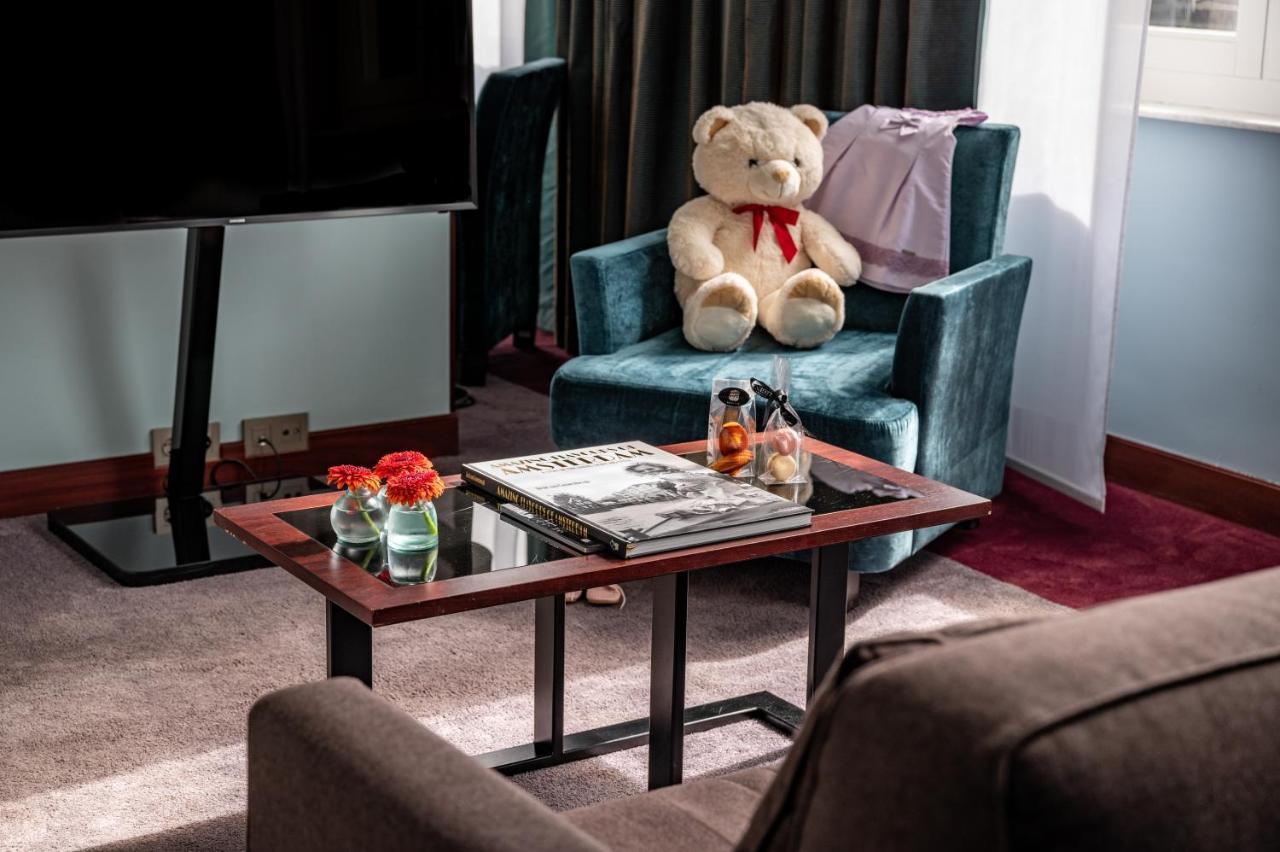 Hotel Sofitel Legend The Grand Amsterdam Esterno foto A teddy bear in a hotel room