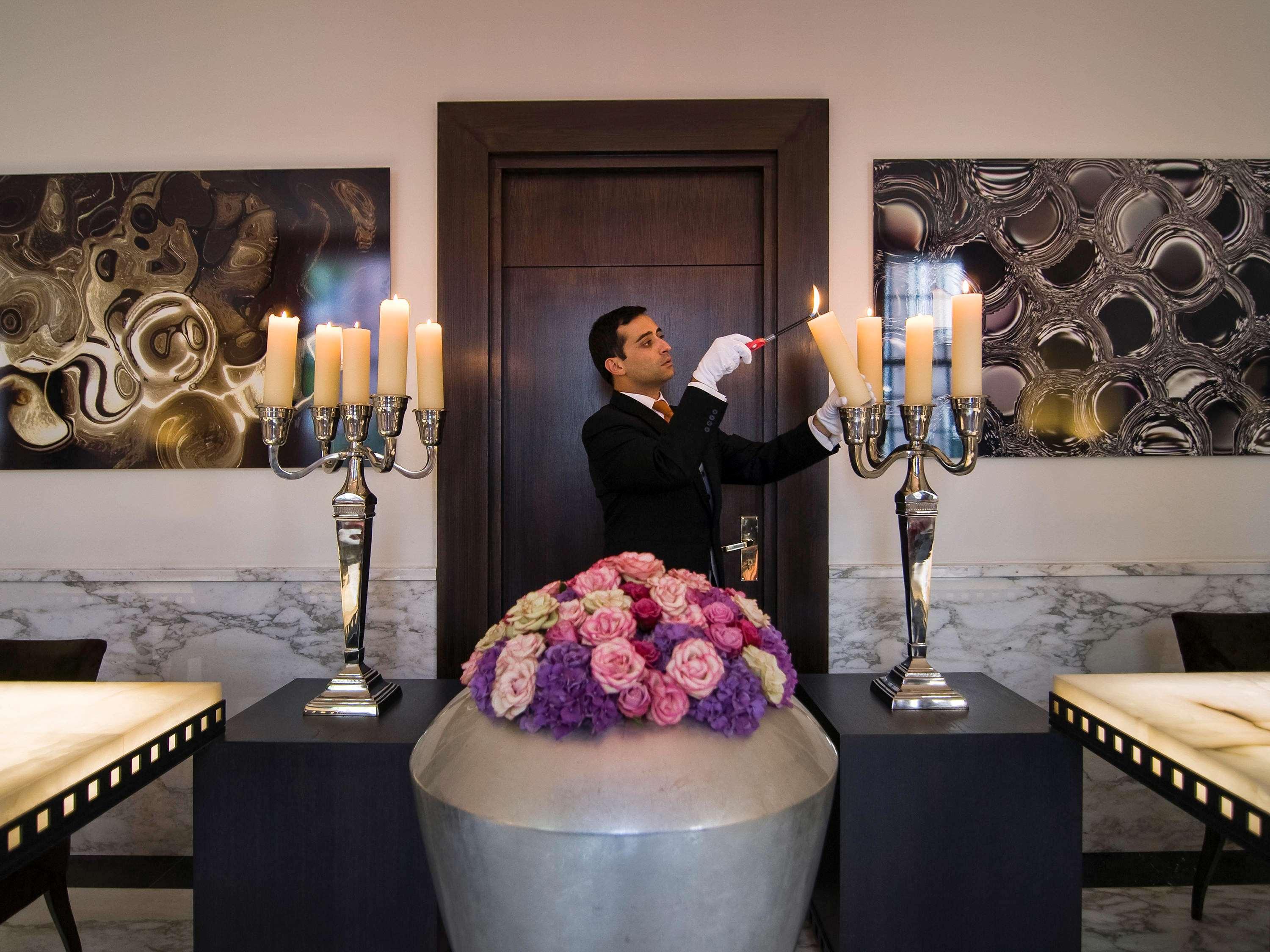 Hotel Sofitel Legend The Grand Amsterdam Esterno foto A doorman at the Four Seasons Hotel in London