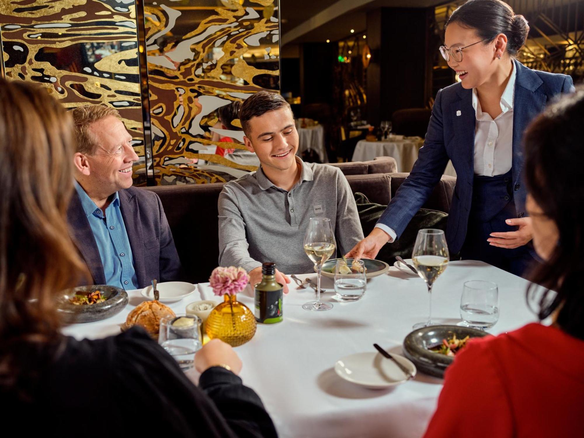 Hotel Sofitel Legend The Grand Amsterdam Esterno foto A restaurant hostess