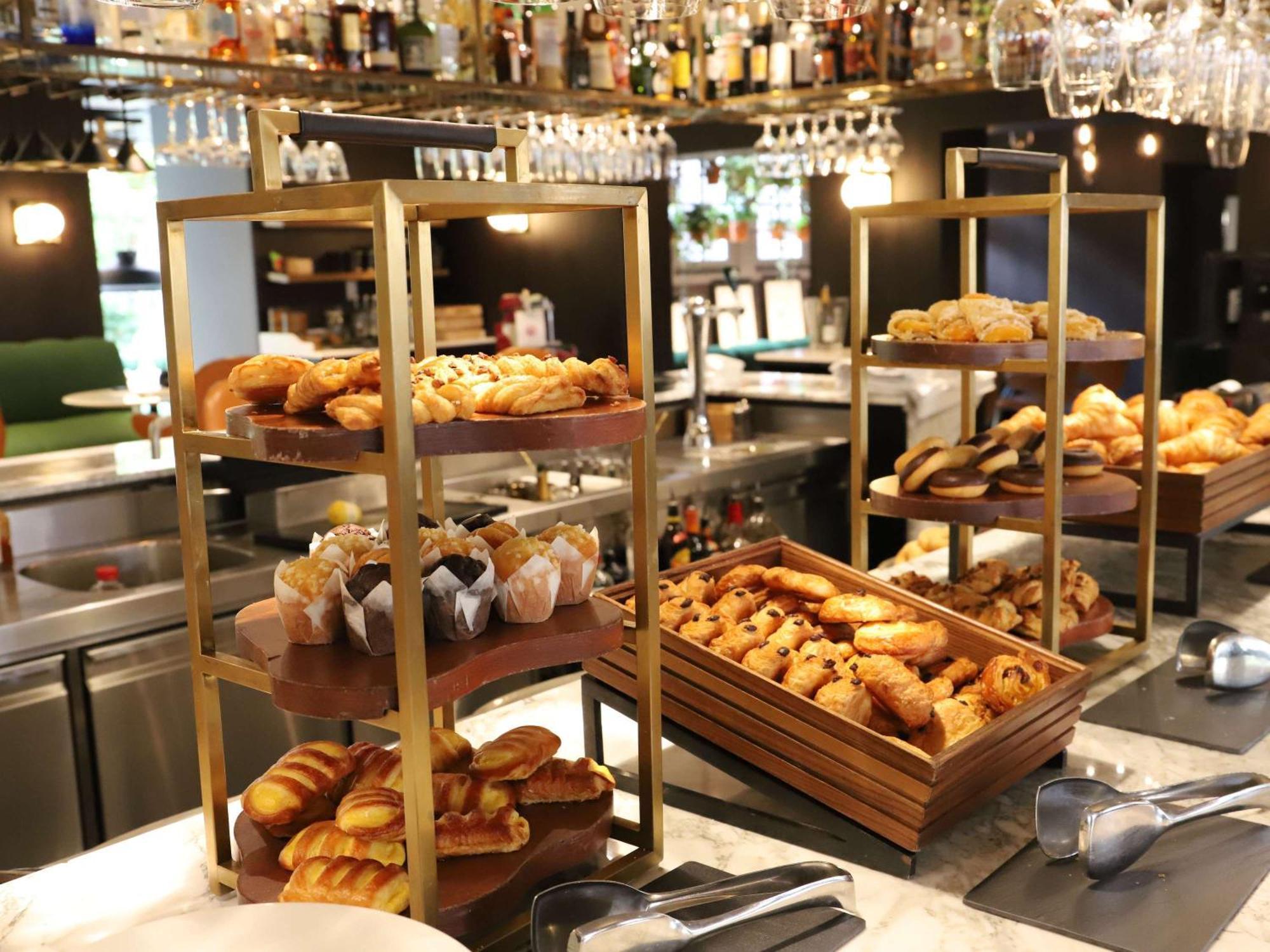 Hotel Sofitel Legend The Grand Amsterdam Esterno foto A pastry display at a hotel
