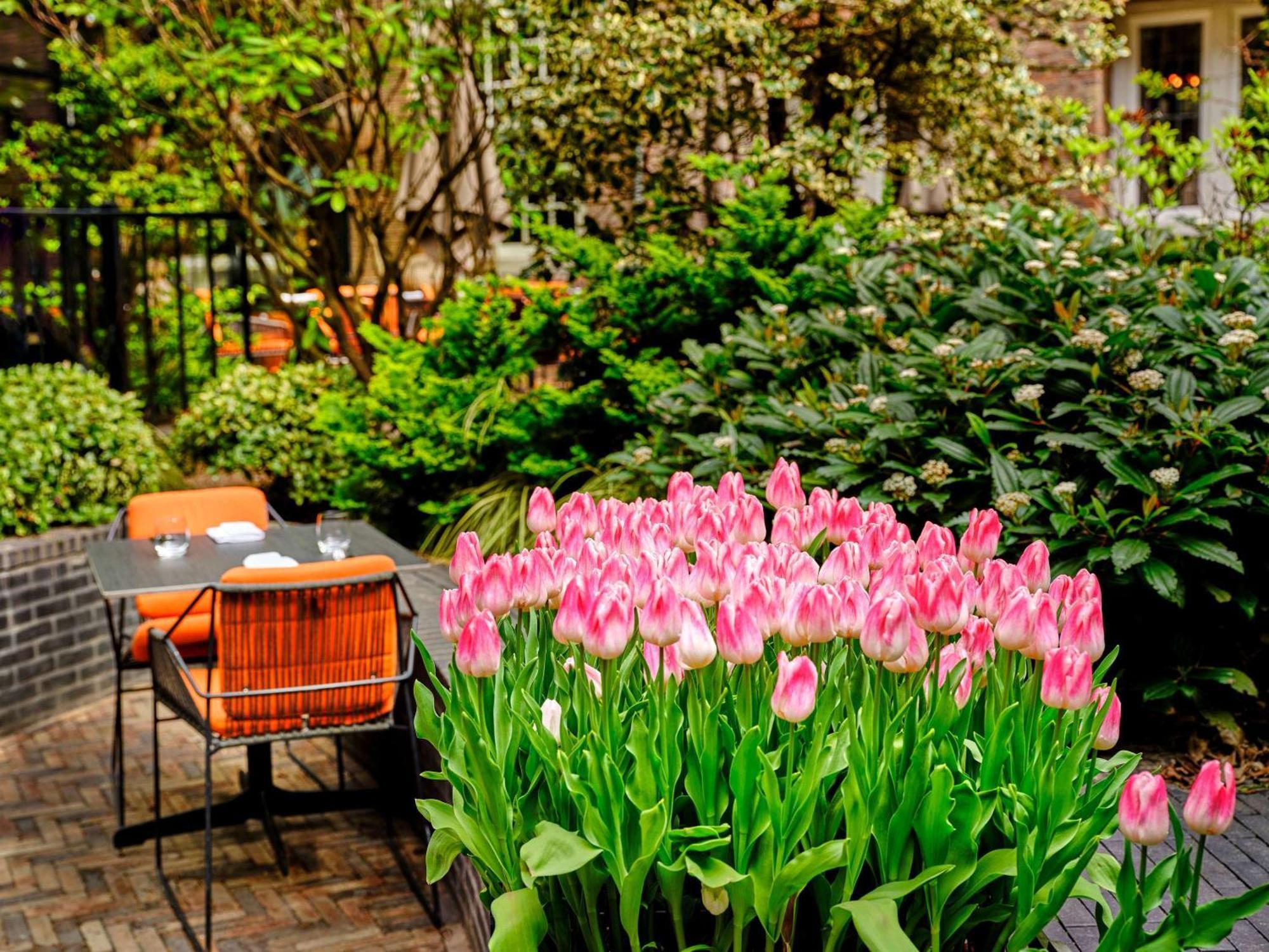Hotel Sofitel Legend The Grand Amsterdam Esterno foto Tulips in a garden