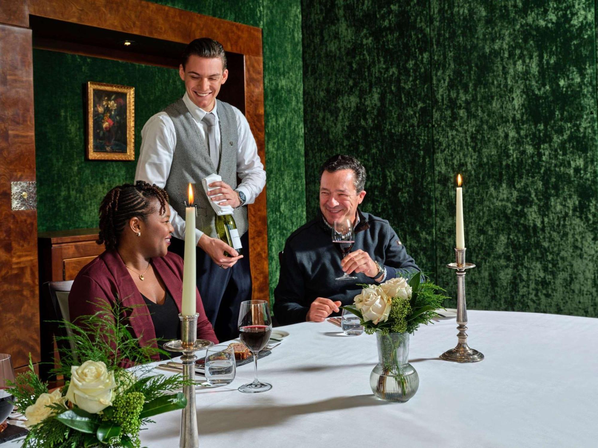 Hotel Sofitel Legend The Grand Amsterdam Esterno foto A butler serving wine at a restaurant